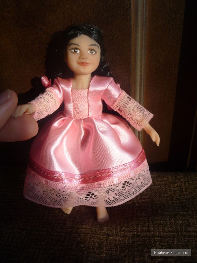Новая куколка из пластики - девочка в национальном костюме (фото 4)