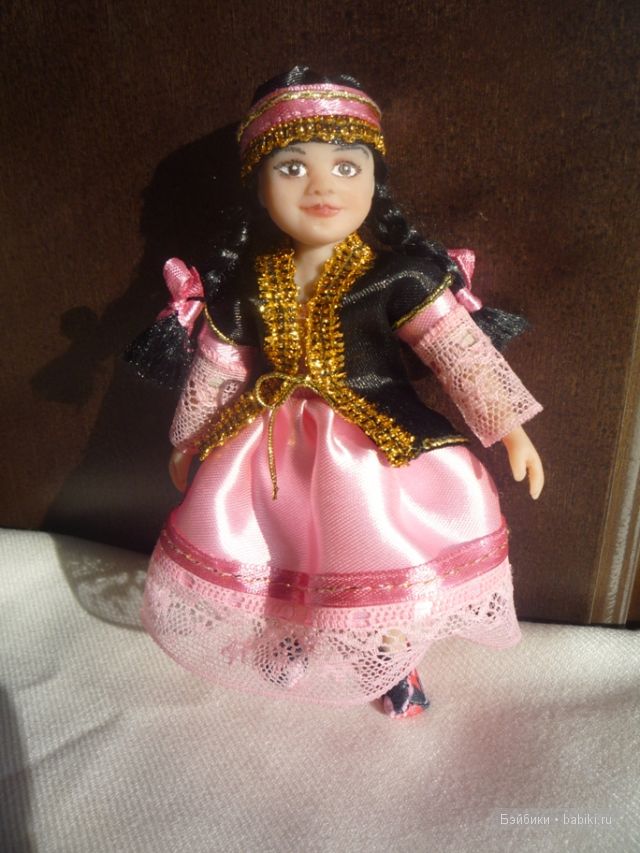 Новая куколка из пластики - девочка в национальном костюме (фото 8)