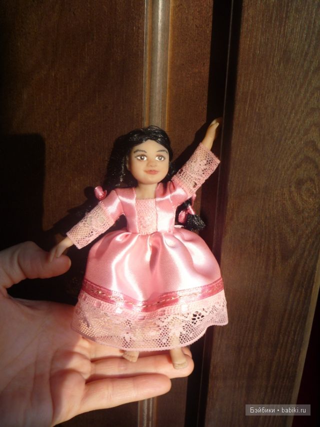 Новая куколка из пластики - девочка в национальном костюме (фото 5)