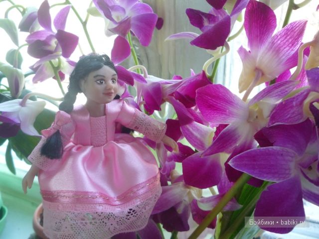 Новая куколка из пластики - девочка в национальном костюме (фото 7)