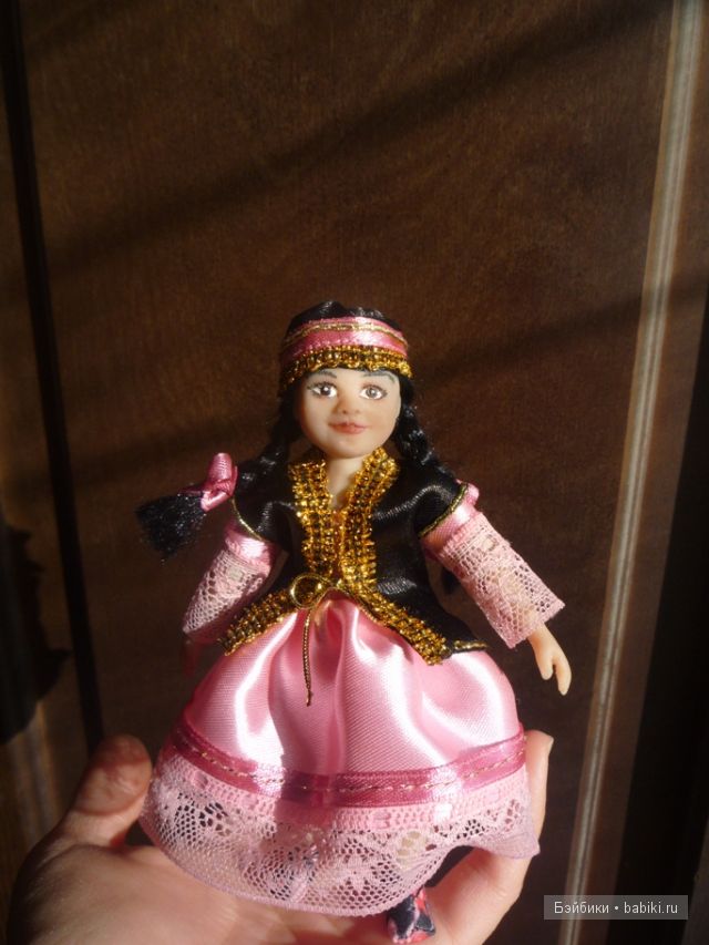 Новая куколка из пластики - девочка в национальном костюме (фото 10)