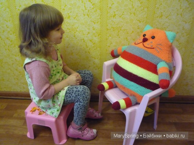 Усатый-полосатый или вязаная подушка-игрушка, игрушка вязанная спицами