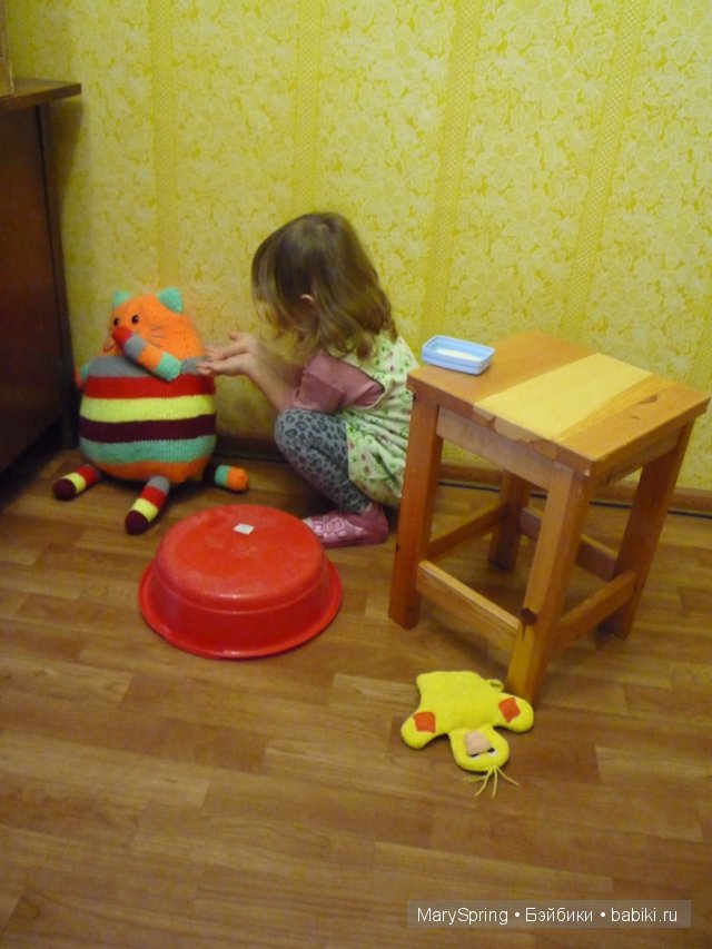 Усатый-полосатый или вязаная подушка-игрушка, игрушка вязанная спицами