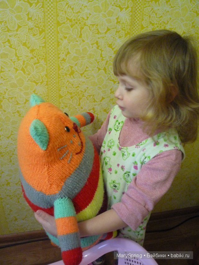 Усатый-полосатый или вязаная подушка-игрушка, игрушка вязанная спицами
