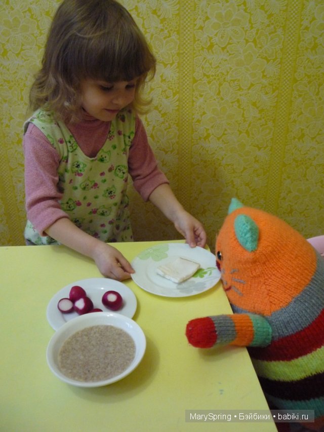 Усатый-полосатый или вязаная подушка-игрушка, игрушка вязанная спицами