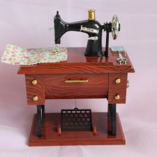 Музыкальная шкатулка в виде швейной машинки