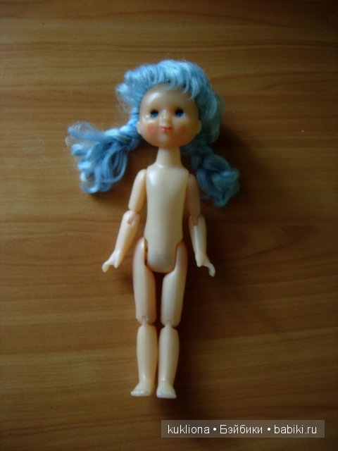 Мальвина или девочка с голубыми волосами. Шарнирная кукла советских времен (фото 9)
