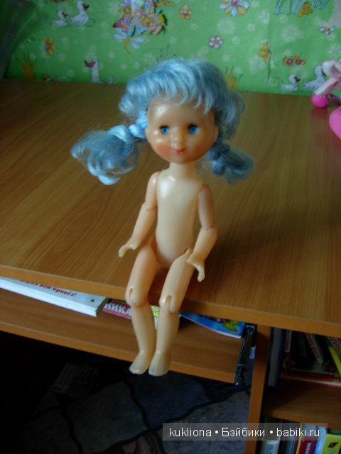 Мальвина или девочка с голубыми волосами. Шарнирная кукла советских времен (фото 2)