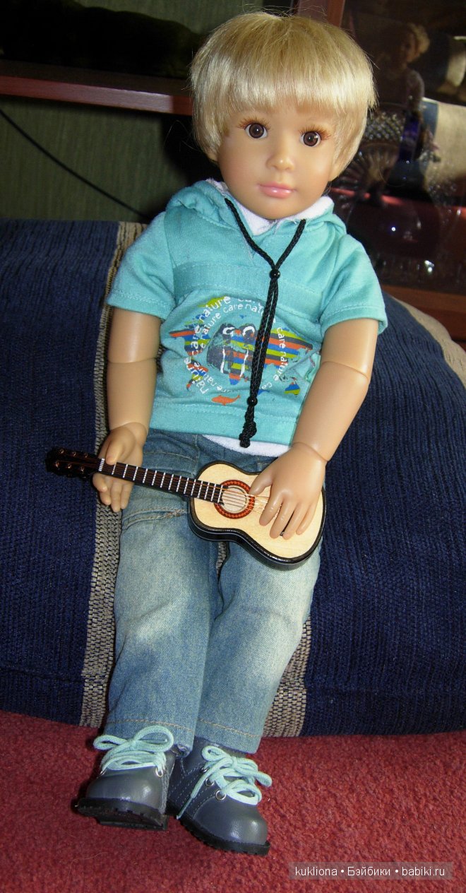 Кукла с гитарой. Кукла барби с гитарой. Электрогитара барби. Кукла под гитару. Барби с микрофоном и гитарой.