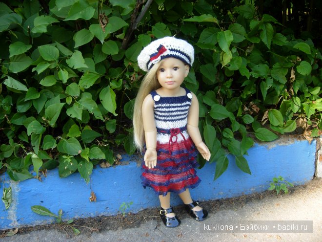 Мы с детства о море, о море мечтаем, а мама нам вяжет платья