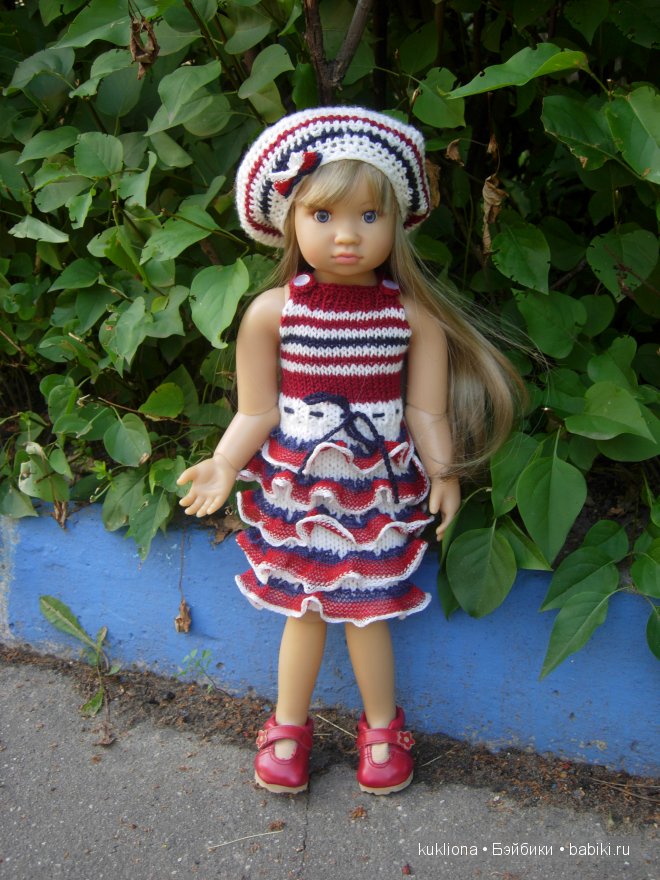 Мы с детства о море, о море мечтаем, а мама нам вяжет платья