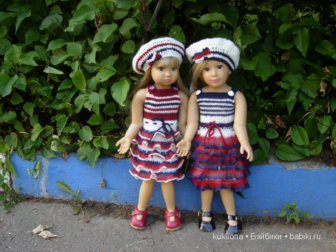 Мы с детства о море, о море мечтаем, а мама нам вяжет платья