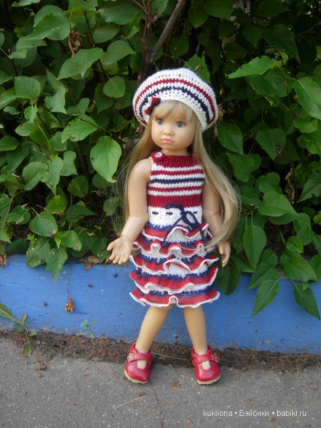 Мы с детства о море, о море мечтаем, а мама нам вяжет платья