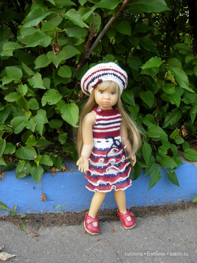 Мы с детства о море, о море мечтаем, а мама нам вяжет платья