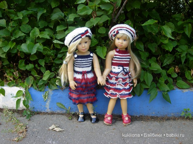 Мы с детства о море, о море мечтаем, а мама нам вяжет платья