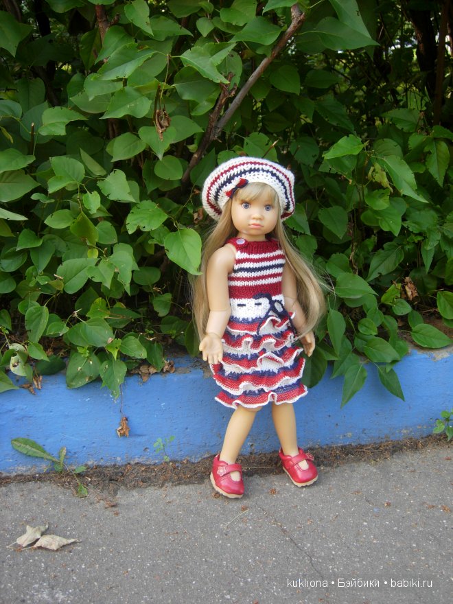 Мы с детства о море, о море мечтаем, а мама нам вяжет платья