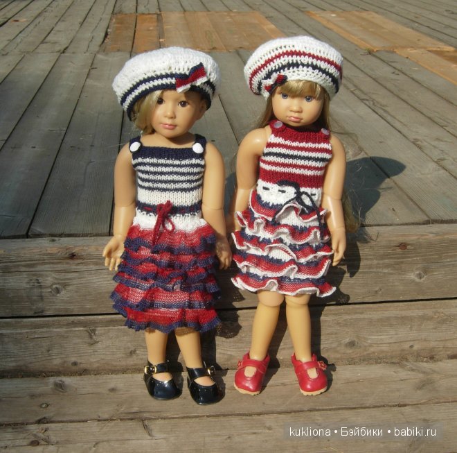 Мы с детства о море, о море мечтаем, а мама нам вяжет платья