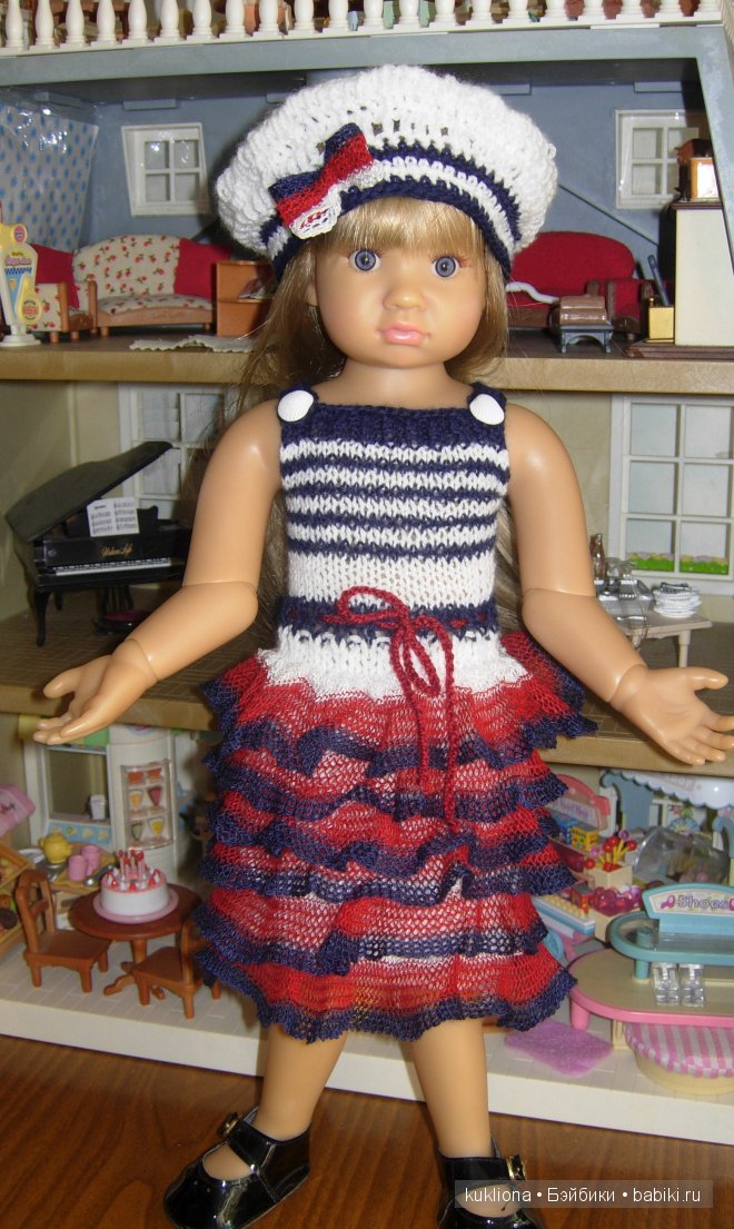 Мы с детства о море, о море мечтаем, а мама нам вяжет платья