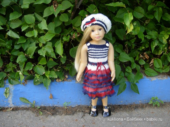 Мы с детства о море, о море мечтаем, а мама нам вяжет платья