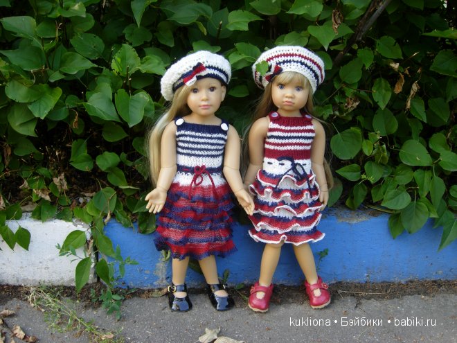 Мы с детства о море, о море мечтаем, а мама нам вяжет платья