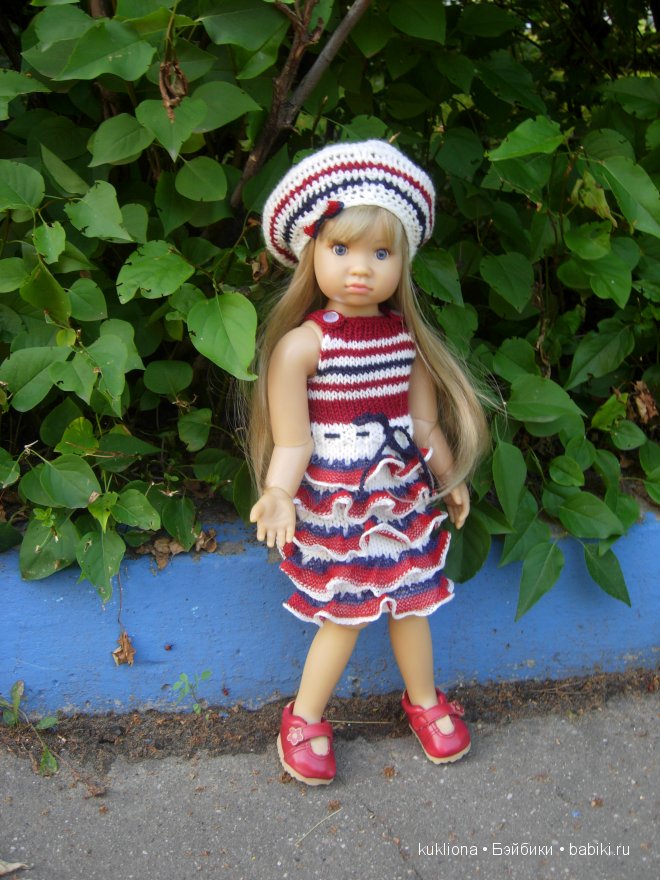 Мы с детства о море, о море мечтаем, а мама нам вяжет платья