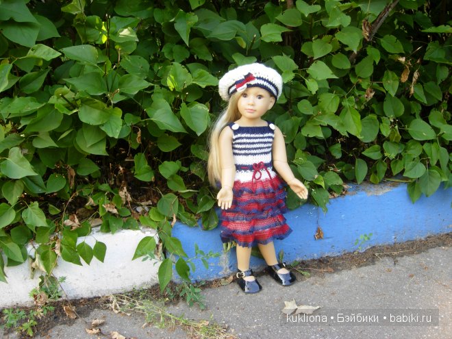 Мы с детства о море, о море мечтаем, а мама нам вяжет платья