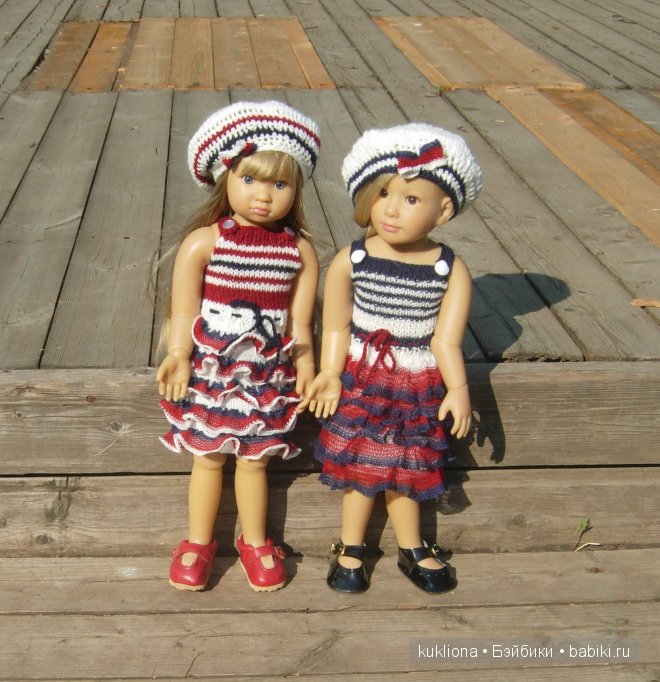 Мы с детства о море, о море мечтаем, а мама нам вяжет платья