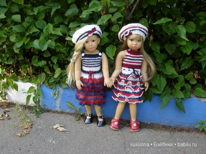 Мы с детства о море, о море мечтаем, а мама нам вяжет платья