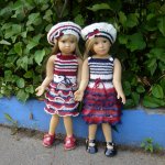 Мы с детства о море, о море мечтаем, а мама нам вяжет платья!