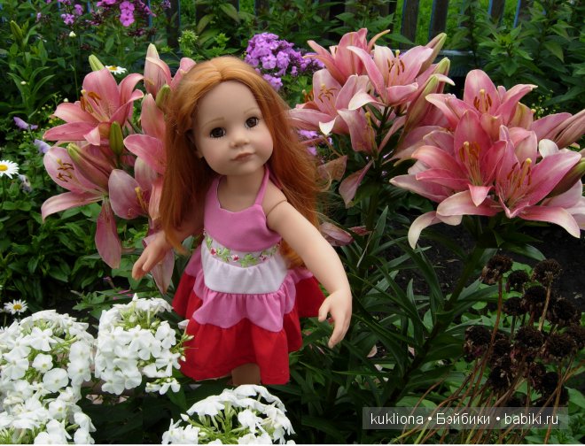 Стефания в цветочном саду. Кукла Ханна на прогулке 2012 Gotz Hanna and her dog