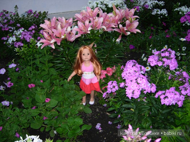 Стефания в цветочном саду. Кукла Ханна на прогулке 2012 Gotz Hanna and her dog