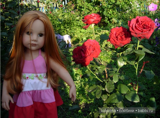 Стефания в цветочном саду. Кукла Ханна на прогулке 2012 Gotz Hanna and her dog