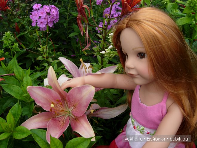 Стефания в цветочном саду. Кукла Ханна на прогулке 2012 Gotz Hanna and her dog