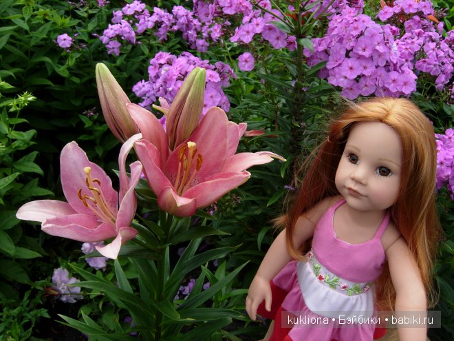 Стефания в цветочном саду. Кукла Ханна на прогулке 2012 Gotz Hanna and her dog (фото 5)