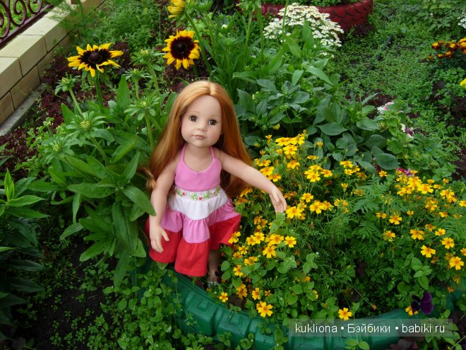 Стефания в цветочном саду. Кукла Ханна на прогулке 2012 Gotz Hanna and her dog