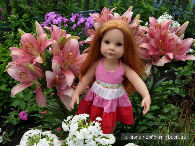 Стефания в цветочном саду. Кукла Ханна на прогулке 2012 Gotz Hanna and her dog