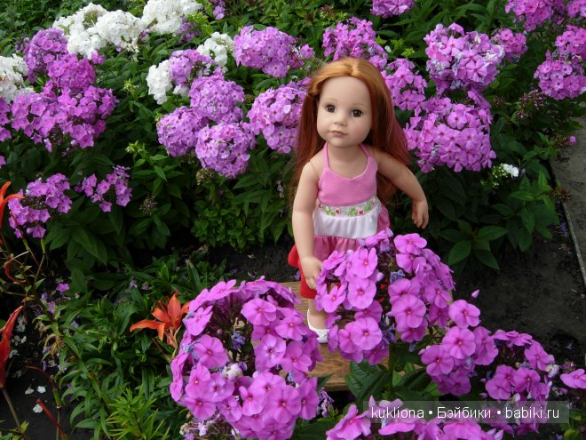 Стефания в цветочном саду. Кукла Ханна на прогулке 2012 Gotz Hanna and her dog