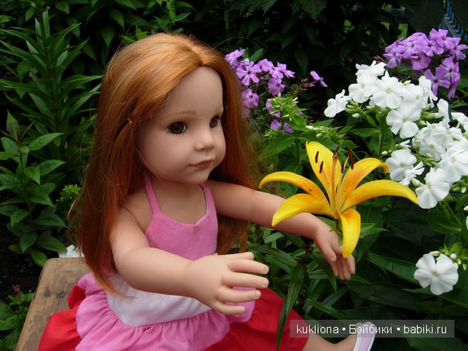 Стефания в цветочном саду. Кукла Ханна на прогулке 2012 Gotz Hanna and her dog