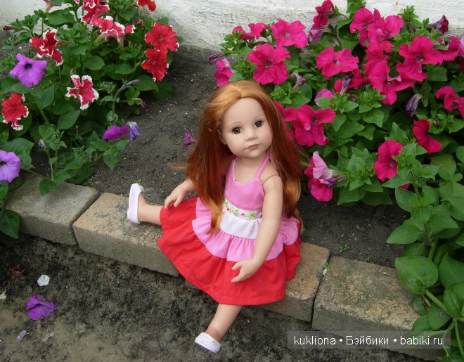 Стефания в цветочном саду. Кукла Ханна на прогулке 2012 Gotz Hanna and her dog