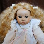 Фарфоровая Плюшка от Мишель Рольф примеряет новое платье