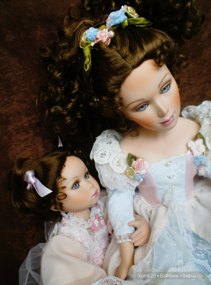 Mothers doll. Мама фарфоровая кукла. Костюмированная мама и кукла. Девочки занимаются фарфоровой куклой. Mama Doll wooah album.