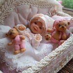 Малышка в кроватке с мишками