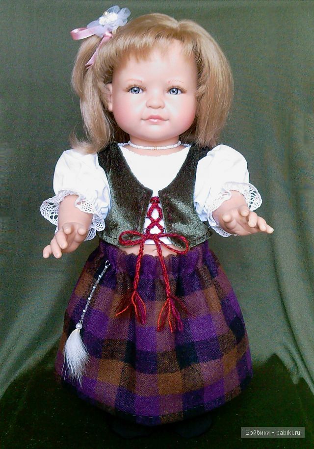 Леонор в костюме без шляпки Леонор в костюме без шляпки