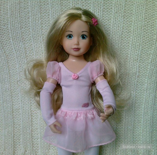 Джолинка здоровается с девочками