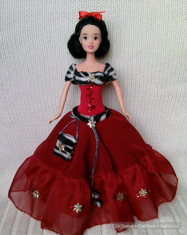 В красном платье в рост