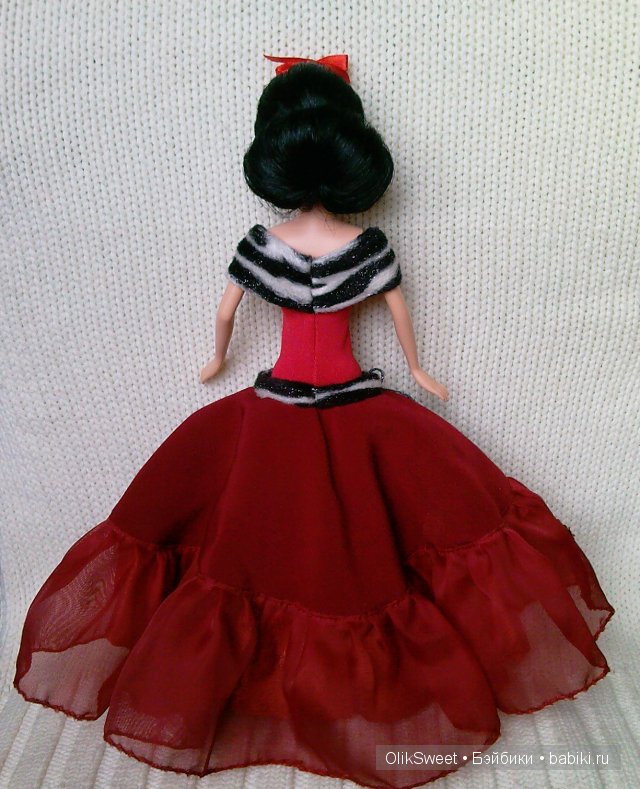 В красном со спины