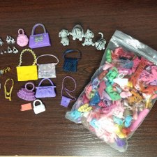 Большой лот обуви, украшений и аксессуаров для Барби