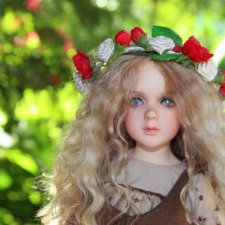 Розочка в веночке из роз