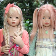 Кинья и Анна Лу в саду