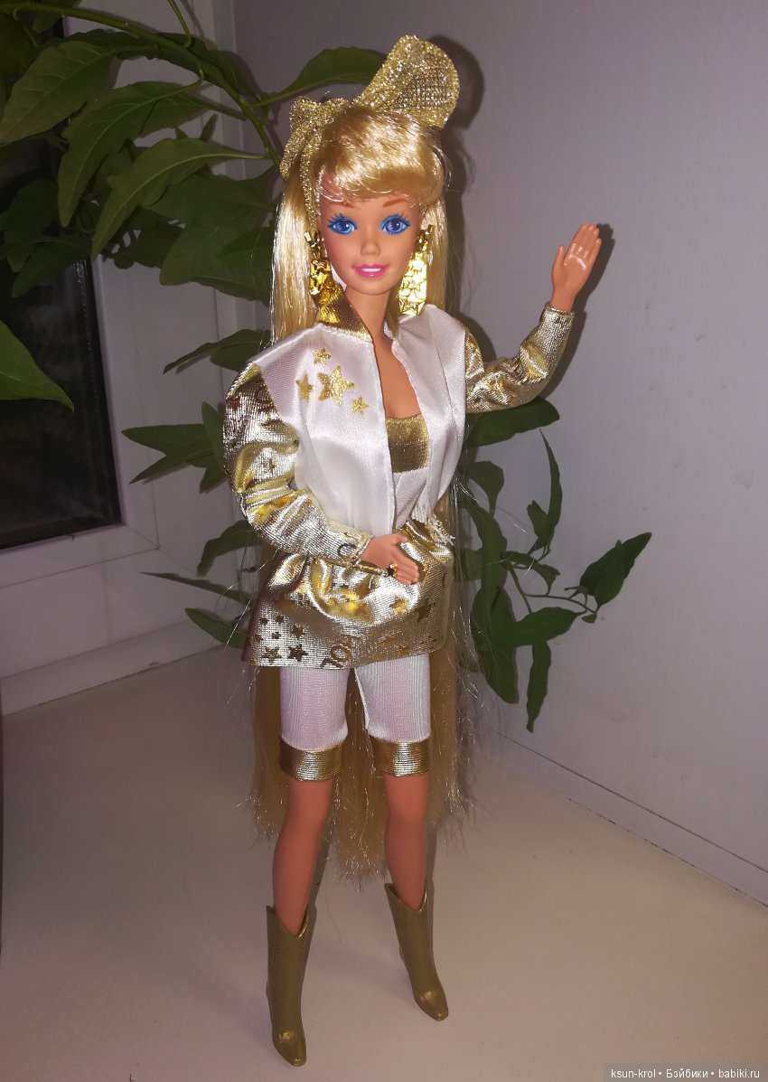 Hot golden-haired barbie uses a wang